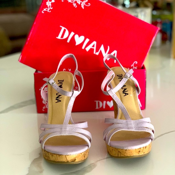 NWT-Lilac t- strap wedge sandal - Picture 2 of 4